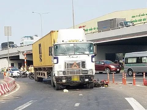 TP.HCM: Xe máy bị cuốn vào gầm xe đầu kéo, 1 người tử vong