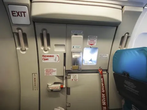 Mở cửa thoát hiểm máy bay, nam hành khách bị phạt 15 triệu đồng