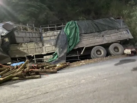 Thanh Hoá: Xe chở keo bị lật trên dốc Bả Vai, 7 người tử vong