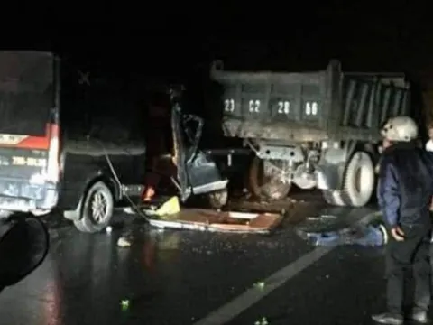 Thái Nguyên: Xe limousine tông ô tô tải khiến 3 người tử vong