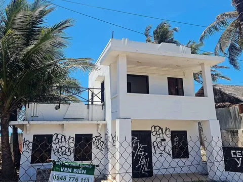 Phát hiện người đàn ông ngoại quốc chết trong tư thế treo cổ ở Bình Thuận