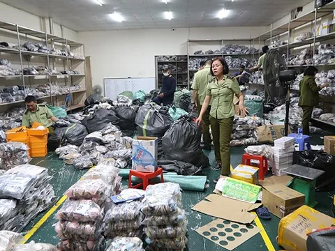 Triệt phá kho hàng giày dép nghi giả mạo các thương hiệu nổi tiếng ở Hà Nội
