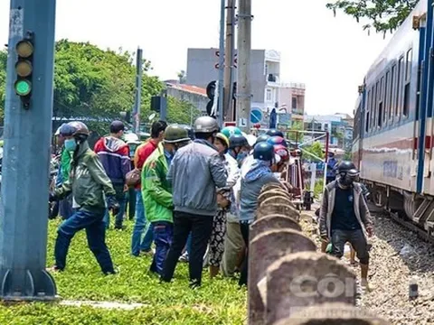 Băng qua đường ray, người phụ nữ bị xe lửa cán đứt 2 chân, tử vong