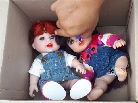 Phát hiện cô gái 24 tuổi bán hàng chục búp bê nghi kumanthong