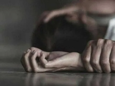 Bị uy hiếp bằng ảnh nóng, ép quan hệ tình dục, bé gái uống thuốc ngủ tự tử