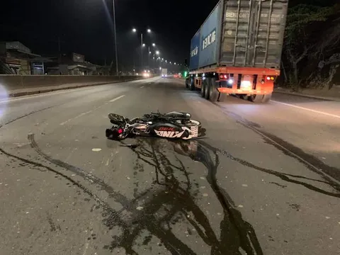 Xe máy va chạm xe container trên quốc lộ, 2 người tử vong