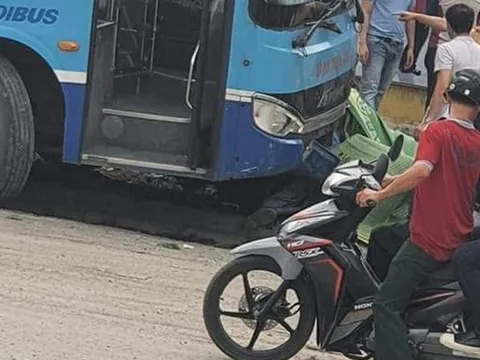 Hà Nội: Xe buýt lao lên vỉa hè đâm chết người đi bộ trước cổng khu đô thị Ciputra