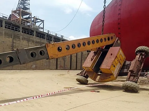 Lật xe nâng, 3 công nhân thương vong