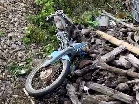 Lái xe kéo tự chế băng qua đường ray, người phụ nữ bị tàu hoả tông tử vong