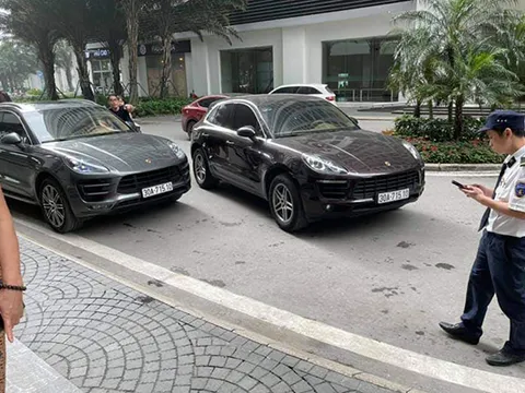2 xe sang Porsche trùng biển số 'chạm mặt' tại Times City: Chủ nhân yêu cầu khóa bánh xe 'fake'