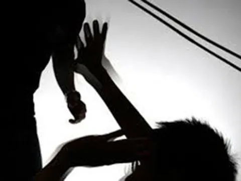 Mâu thuẫn tình cảm, chồng dùng kéo đâm vợ trọng thương rồi bỏ trốn