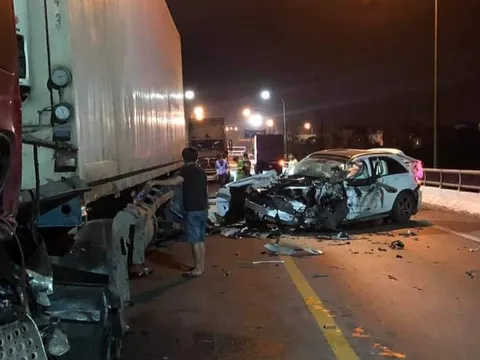 Ô tô con va chạm với container, 1 người tử vong