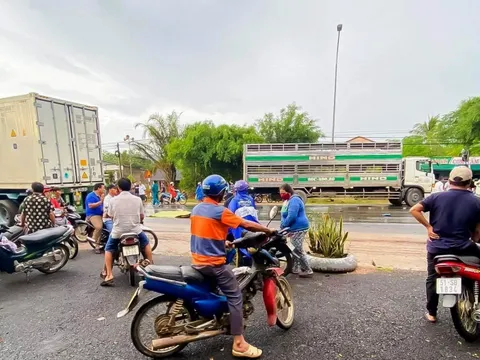 Ô tô tải lao sang làn ngược chiều, tông thẳng vào xe máy khiến đôi vợ chồng tử vong