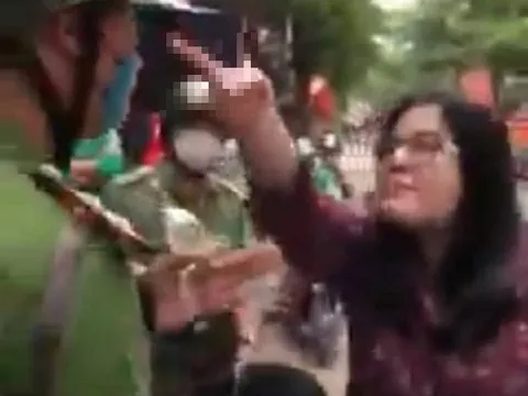 Xử lý người phụ nữ tự xưng công an, liên tục lăng mạ và đánh cảnh sát