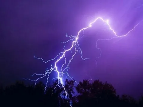 Quảng Trị: Học sinh lớp 7 bị sét đánh tử vong trong sân trường