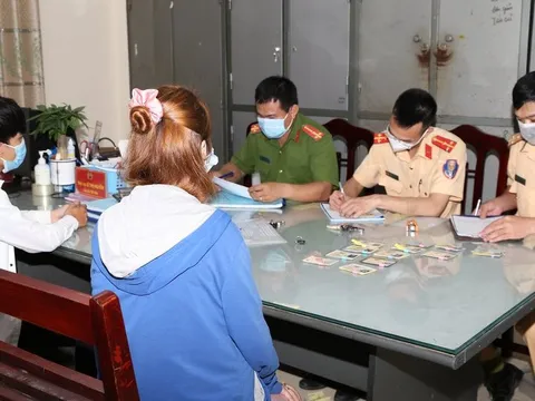 Hà Nam: Xử phạt 16 người không đeo khẩu trang, tụ tập ăn uống