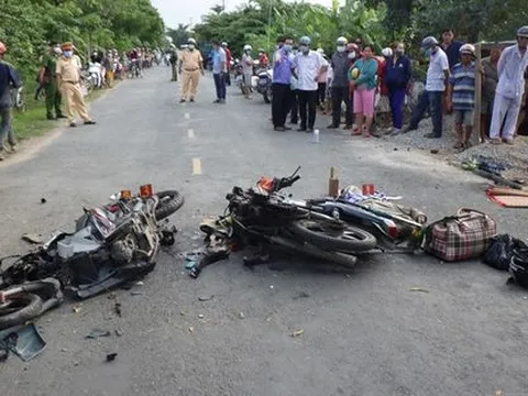 Hai xe máy đối đầu, 4 người thương vong