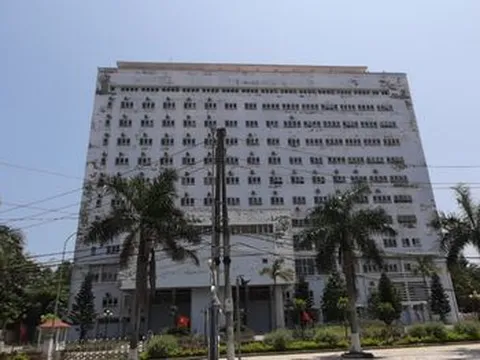 Người đàn ông bị liệt 2 chân gieo mình từ tầng 11 bệnh viện xuống đất tử vong