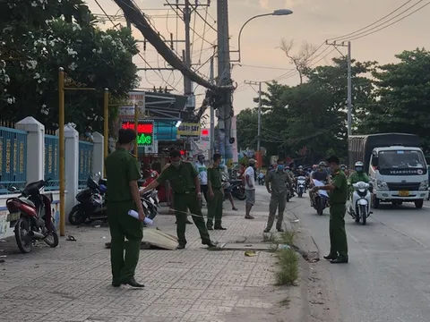 Đang chạy xe máy trên đường, người đàn ông bất ngờ ngã ra đường tử vong