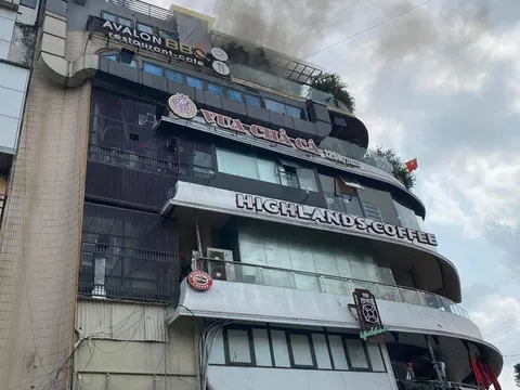 Cháy tầng thượng tòa nhà 'hàm cá mập' sát hồ Gươm