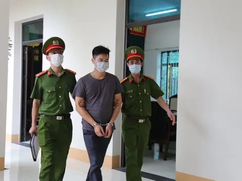 Bắt kẻ chủ mưu phát tán clip đồi trụy gắn mác bar Sunny