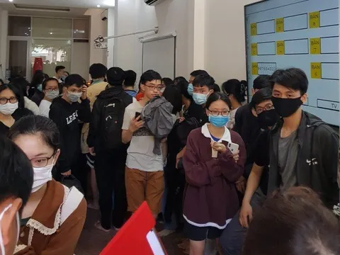 Bất chấp dịch COVID-19, hơn 100 học sinh tụ tập tại cơ sở dạy thêm tiếng Anh