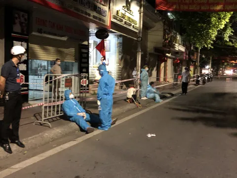 Được đưa đi bệnh viện, cặp vợ chồng mắc COVID-19 khóa cửa, cố thủ trong nhà