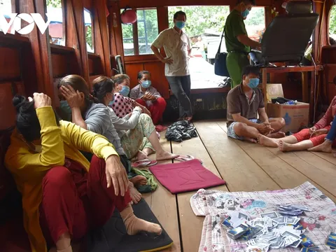 Bắt quả tang 16 đối tượng đang sát phạt trên thuyền