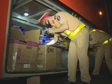 Phát hiện hơn 1.200 gói thuốc lá lậu trên xe khách giường nằm ở Đắk Lắk