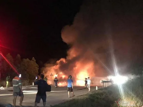 Quảng Bình: Xe khách giường nằm bất ngờ bốc cháy dữ dội