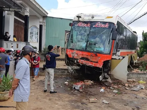 Tai nạn liên hoàn trên QL14, 7 người thương vong, nhiều phương tiện hư hỏng nặng