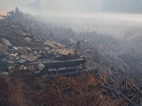 Cháy xưởng nhang ở Bình Dương lúc rạng sáng