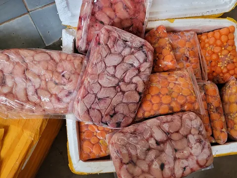 Hà Nội: Phát hiện 10 tấn nội tạng động vật bốc mùi hôi thối chở vào miền Nam tiêu thụ