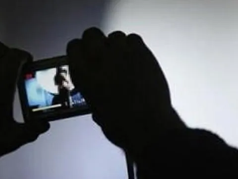 Bắt giữ thầy giáo dùng clip 'nóng' tống tiền bạn gái