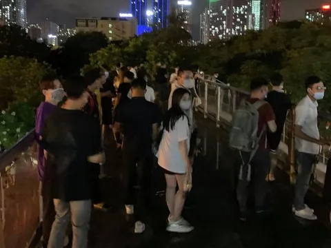 Xử phạt nhóm thanh niên tụ tập hóng mát, trò chuyện trên cầu vượt ở Hà Nội