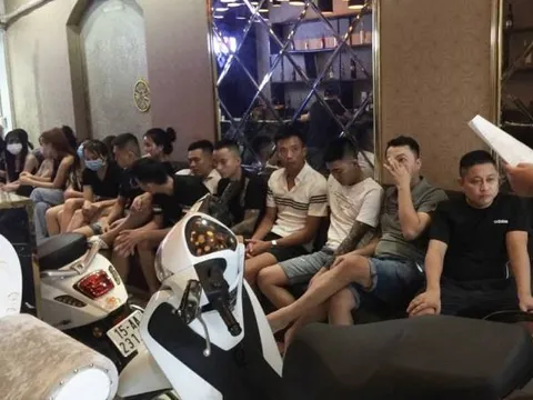 Quán karaoke lén lút mở cửa tiếp gần 20 khách, bất chấp lệnh cấm