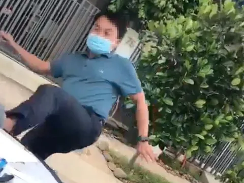 Người đàn ông đạp đổ bàn làm việc của nhân viên y tế bị xử phạt 3 triệu đồng