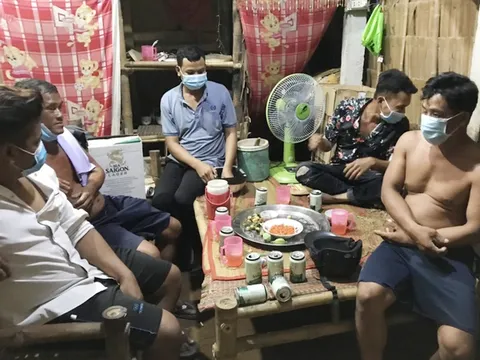 Nhóm 5 người bị phạt 75 triệu đồng vì tụ tập ăn nhậu khi đang giãn cách