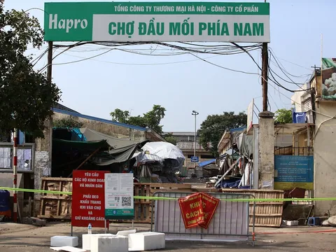 Người bán trứng mắc COVID-19, chợ đầu mối phía Nam Hà Nội bị phong tỏa