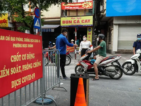 Hai cô gái bị phạt 4 triệu đồng vì ra ngoài mua điện thoại giữa lúc giãn cách