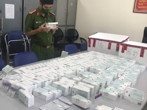 Hà Nội: Thu giữ gần 1.000 bộ kit test nhanh COVID-19 không rõ nguồn gốc
