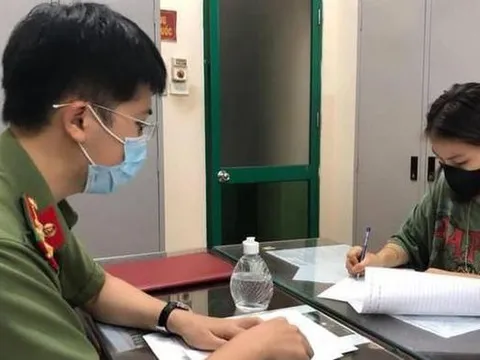 Cô gái khoe cầm 'tấm thẻ đỏ quyền lực' đi vòng quanh Hà Nội bị phạt 12,5 triệu đồng