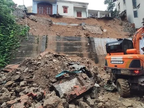 Quảng Ninh: Lở đất kinh hoàng ở Hạ Long, 4 công nhân bị vùi lấp