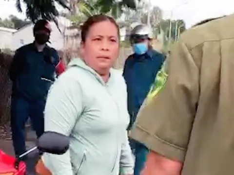 Khởi tố, bắt tạm giam người phụ nữ đánh công an khi chồng bị lập biên bản vi phạm