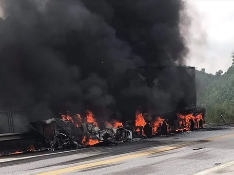 Xe đầu kéo cháy dữ dội trên cao tốc Nội Bài - Lào Cai, 1 người tử vong