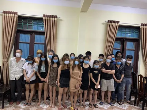 Đột kích quán karaoke giữa đêm, khách và nhân viên trốn vào chuồng gà, chuồng chó