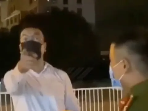 Người đàn ông xưng 'tiến sĩ, làm ở VTV' định thông chốt kiểm soát dịch ở Hà Nội