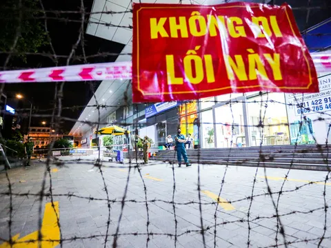 Dựng hàng rào thép gai phong tỏa chung cư cao cấp Artemis số 3 Lê Trọng Tấn