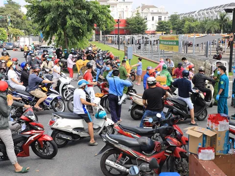 Người dân TP.HCM đổ ra đường, mua thực phẩm tích trữ trước ngày 23/8