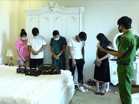 Quảng Bình: Bắt quả tang nhóm 13 nam, nữ thuê khách sạn để 'bay lắc'